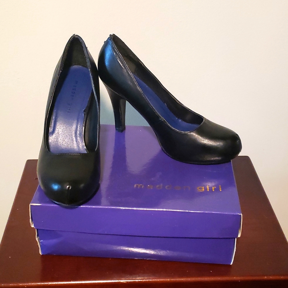 EUC with Box Black Madden Girl Righteous Pinup Sexy Pumps Heels 9.5